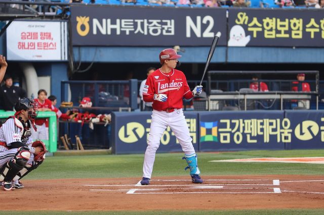 SSG 김성욱이 10일 잠실구장에서 열린 2025 KBO리그 LG전에서 타격 준비를 하고 있다. 이숭용 SSG 감독은 트레이드 이적 후 처음으로 선발출전하는 김성욱에게 심리적인 안정감을 주기 위해 “껌을 씹고, 단추를 1~2개 풀어봐라”라는 특별한 조언을 전했다. 사진 속 김성욱의 유니폼 상의 단추가 2개 풀어져 있는 것을 확인 할 수 있다. 사진제공｜SSG 랜더스