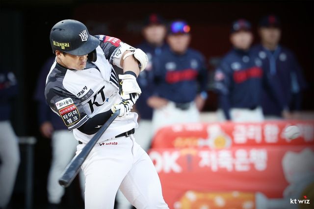 KT 배정대가 10일 수원KT위즈파크에서 열린 롯데와 홈경기 3회말 동점 2점홈런을 날리고 있다.