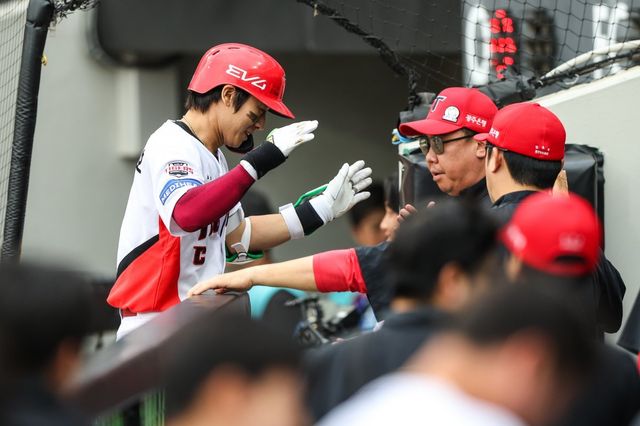 &nbsp;KIA 박찬호(왼쪽)는 10일 광주 삼성전에서 3타수 무안타로 부진했다. 그는 경기가 끝난 뒤 특타를 진행하며 반등의 의지를 보였다. 사진제공｜KIA 타이거즈