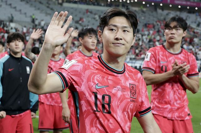 축구대표팀 이강인(18번)이 10일 서울월드컵경기장에서 열린 쿠웨이트와 북중미월드컵 아시아 최종예선 10차전 홈경기를 마친 뒤 4만 관중을 향해 손을 흔들고 있다. 이날 경기 득점과 함께 MOM에 선정된 이강인은 “비판보다 더 많은 응원을 해달라”고 팬들에게 당부했다. 상암｜뉴시스