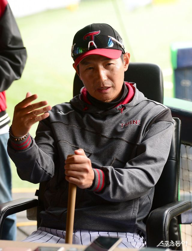 염경엽 LG 감독은 10일 잠실 SSG전을 앞두고 “당분간 문보경이 일주일에 1~2경기는 3루 수비를 소화해야 한다”고 말했다. 문보경은 무릎 통증으로 인해 최근 지명타자로 줄곧 출전하고 있다. 야수진의 휴식을 위해 지명타자 보직을 여러 야수에게 나눠 주겠다는 뜻을 밝혔다. 스포츠동아DB