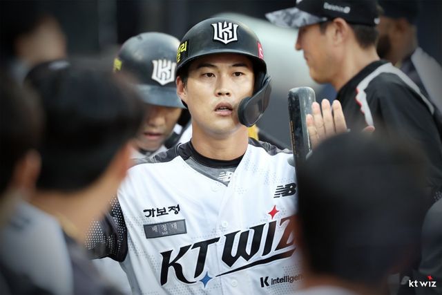 KT 배정대가 10일 수원KT위즈파크에서 열린 롯데와 홈경기 3회말 동점 2점홈런을 날린 뒤 덕아웃에서 동료들의 환호를 받고 있다. 사진제공｜KT 위즈