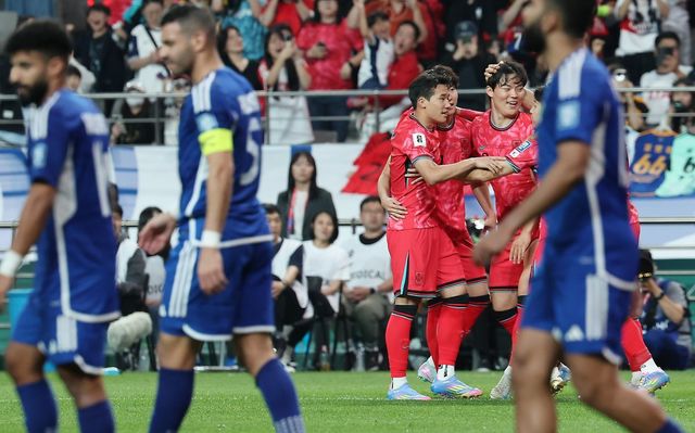 쿠웨이트 선수들이 10일 서울월드컵경기장에서 열린 한국과 북중미월드컵 아시아 최종예선 10차전 경기에서 실점한 뒤 고개를 숙이고 침통해하고 있다. 상암｜뉴시스