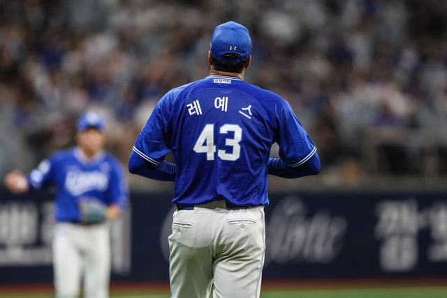 삼성 레예스는 8일 오른쪽 발등 미세 골절로 1군 엔트리에서 빠졌다. 팀은 부상이 재발한 레예스를 두고 완전 교체와 일시 대체를 두고 고민에 빠졌다. 사진제공｜삼성 라이온즈
