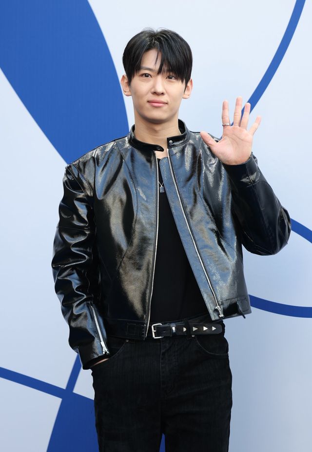 [서울=뉴시스] 김진아 기자 = 배우 덱스가 5일 서울 동대문디자인플라자(DDP)에서 열린 2025 F/W서울패션위크 포토콜에서 포즈를 취하고 있다. 2025.02.05. bluesoda@newsis.com