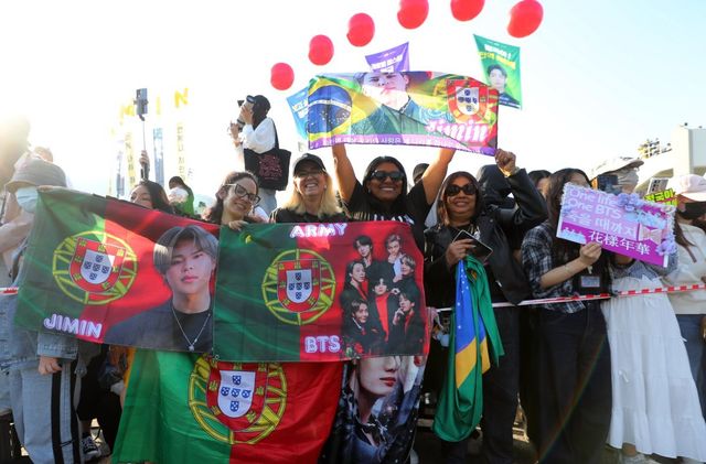 방탄소년단(BTS) 지민과 정국이 전역을 앞둔 11일 오전 경기도 연천군의 한 부대 인근에서 방탄소년단 팬들이 현수막을 흔들고 있다. 뉴시스