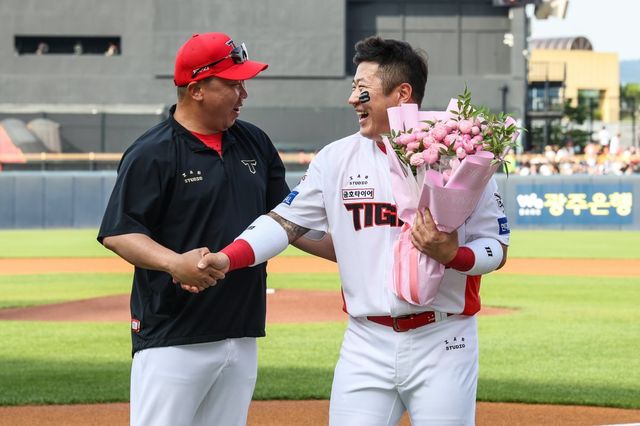KIA 최형우(오른쪽)의 5월은 누구보다 뜨거웠다. 5월 월간 MVP로 선정돼 역대 최다, 최고령 기록을 새롭게 썼다. 사진제공｜KIA 타이거즈