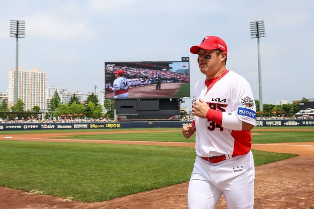 KIA 최형우의 5월은 누구보다 뜨거웠다. 5월 월간 MVP로 선정돼 역대 최다, 최고령 기록을 새롭게 썼다. 사진제공｜KIA 타이거즈