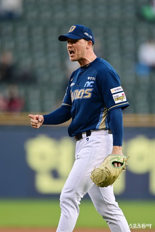 ‘2025 신한 SOL 뱅크’ KBO리그 탈삼진 부문 타이틀 경쟁은 한화 폰세, SSG 앤더슨, NC 라일리의 3파전으로 전개되고 있다. 라일리는 6월 2경기에서만 무려 20개의 삼진을 엮어내며 타이틀 경쟁에 본격적으로 뛰어들었다. 스포츠동아 DB