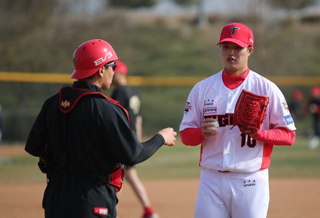 KIA 김태형(오른쪽)은 11일 생애 첫 1군에 등록됐다. 그는 2025년 신인드래프트 1라운드 전체 5순위 유망주로 많은 기대를 받고 있다. 사진제공｜KIA 타이거즈