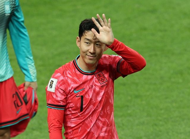 축구대표팀 주장 손흥민이 10일 서울월드컵경기장에서 열린 쿠웨이트와 북중미월드컵 아시아 최종예선 마지막 경기를 마친 뒤 4만 홈관중에 손을 흔들며 감사를 전하고 있다. 상암 ｜뉴시스