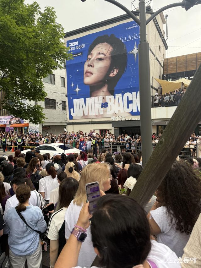 방탄소년단 RM과 뷔의 전역을 맞아 이들 소속사인 서울 용산 하이브 사옥은 ‘우리가 돌아왔다’(We Are Back)는 대형 래핑으로 시민들의 눈길을 사로잡았다. 사옥 주변에는 1500여 아미가 몰려 축제 분위기를 이루기도 했다. 사진 스포츠동아 장은지 기자 eunj@donga.com
