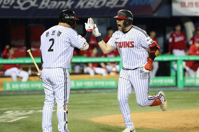 LG 오스틴 딘(오른쪽)이 11일 잠실구장에서 열린 SSG전 7회말에 쐐기 2점 홈런을 터트린 뒤 팀 동료 문보경과 하이파이브를 나누고 있다. 오스틴은 전반기에만 벌써 19호 홈런을 기록해 20홈런 달성을 눈앞에 뒀다. SSG를 6-4로 꺾은 LG는 2위 한화에 0.5경기 앞성 1위를 유지했다. 사진제공｜LG 트윈스