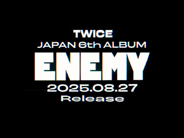 트와이스가 강렬한 록 밴드 콘셉트로 색다른 매력을 예고하며, 일본 정규 6집 ‘ENEMY’를 오는 8월 27일 발매한다. 사진제공|JYP엔터테인먼트