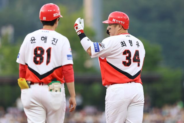 KIA 최형우(오른쪽)의 5월은 누구보다 뜨거웠다. 5월 월간 MVP로 선정돼 역대 최다, 최고령 기록을 새롭게 썼다. 사진제공｜KIA 타이거즈