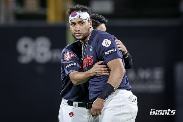 롯데 외국인타자 빅터 레이예스가 11일 수원KT위즈파크에서 열린 KT와 원정경기 8회초 역전 결승 2타점 적시타를 때린 뒤 주장 전준우와 포옹하고 있다. 롯데는 레이예스의 활약에 힘입어 KT를 4-3으로 제압하고 3위를 되찾았다. 사진제공｜롯데 자이언츠