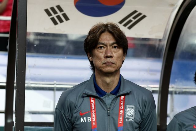 내년 6월 11일 시작될 2026북중미월드컵 본선까지 정확히 1년이 남은 가운데, 남은 시간 동안의 준비가 대회 성적을 좌우할 중요한 시기가 됐다. 10일 서울월드컵경기장에서 열린 쿠웨이트와 월드컵 최종예선 B조 최종 10차전 홈경기 직전 그라운드를 바라보는 홍명보 감독. 사진제공｜대한축구협회