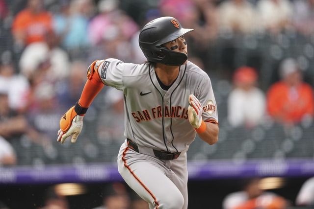 이정후가&nbsp;11일(한국시간) 미국 콜로라도주 덴버의 쿠어스필드에서 열린 ‘2025 메이저리그(MLB)’ 콜로라도와 원정경기에 1회초&nbsp;카슨 팜퀴스트를 상대로 시즌 3번째&nbsp;3루타를 때린 뒤 타구를 바라보고 있다. 허리 통증을 털어낸 이정후는 5타수 1안타 2득점 활약으로 팀의 6-5 승리를 도왔다. 덴버(미 콜로라도주)｜AP뉴시스&nbsp;