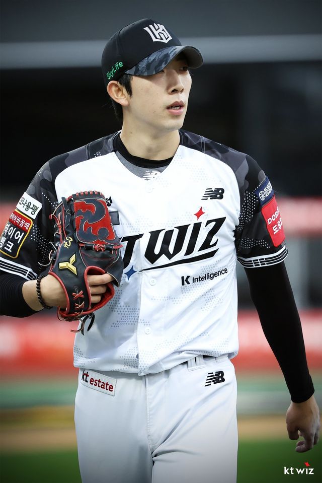 KT 오원석이 10일 수원KT위즈파크에서 열린 롯데와 홈경기에 선발등판해 6이닝 3실점한 뒤 마운드에서 내려오고 있다. 이강철 KT 감독은 올 시즌 선발 로테이션을 쉬지 않고 돈 오원석을 이튿날 1군 엔트리에서 말소해 휴식을 줬다. 사진제공｜KT 위즈