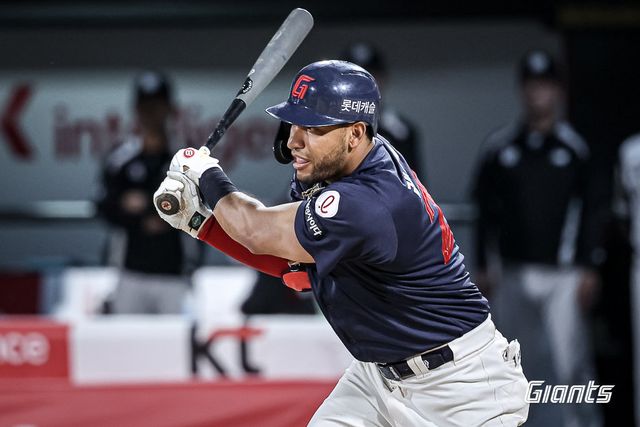 롯데 외국인타자 빅터 레이예스가 11일 수원KT위즈파크에서 열린 KT와 원정경기 8회초 역전 결승 2타점 적시타를 치고 있다. 사진제공｜롯데 자이언츠