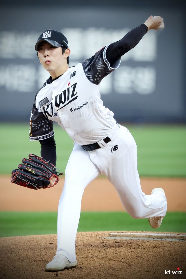 KT 오원석이 10일 수원KT위즈파크에서 열린 롯데와 홈경기에 선발등판해 역투하고 있다. 사진제공｜KT 위즈