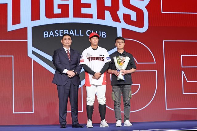 KIA 김태형(가운데)은 11일 생애 첫 1군에 등록됐다. 그는 2025년 신인드래프트 1라운드 전체 5순위 유망주로 많은 기대를 받고 있다. 사진제공｜KIA 타이거즈
