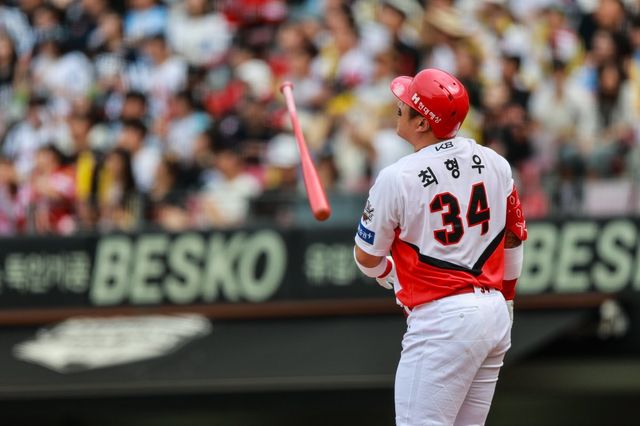 KIA 최형우의 5월은 누구보다 뜨거웠다. 5월 월간 MVP로 선정돼 역대 최다, 최고령 기록을 새롭게 썼다. 사진제공｜KIA 타이거즈