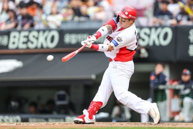 KIA 최형우의 5월은 누구보다 뜨거웠다. 5월 월간 MVP로 선정돼 역대 최다, 최고령 기록을 새롭게 썼다. 사진제공｜KIA 타이거즈