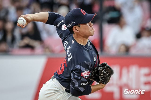 롯데 김진욱이 12일 수원KT위즈파크에서 열린 KT와 원정경기에 선발등판해 공을 던지고 있다. 사진제공｜롯데 자이언츠