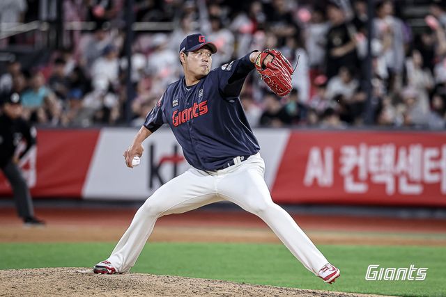 롯데 나균안이 11일 수원KT위즈파크에서 열린 KT 위즈와 원정경기 6회말 구원등판해 역투하고 있다. 사진제공｜롯데 자이언츠
