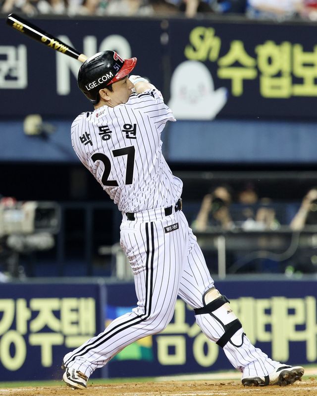 LG 박동원이 12일 잠실 SSG전 5회말 대타로 나서 결승 2타점 2루타를 쳐내고 있다. 박동원의 한 방을 앞세워 7-4로 승리한 LG는 한화와 더불어 40승에 선착했다. 서울｜뉴시스
