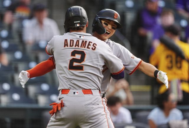 이정후(뒤)가 12일(한국시간) 쿠어스필드에서 열린 ‘2025 메이저리그(MLB)’ 콜로라도전에서 1회초 팀 동료 윌리 아다메스의 2점홈런으로 득점에 성공한 뒤 홈에서 함께 기뻐하고 있다. 이정후는 이날 3루타 한개를 포함해 3출루에 성공하며 팀의 10-7 승리를 이끌었다. 덴버(미 콜로라도주)｜AP뉴시스