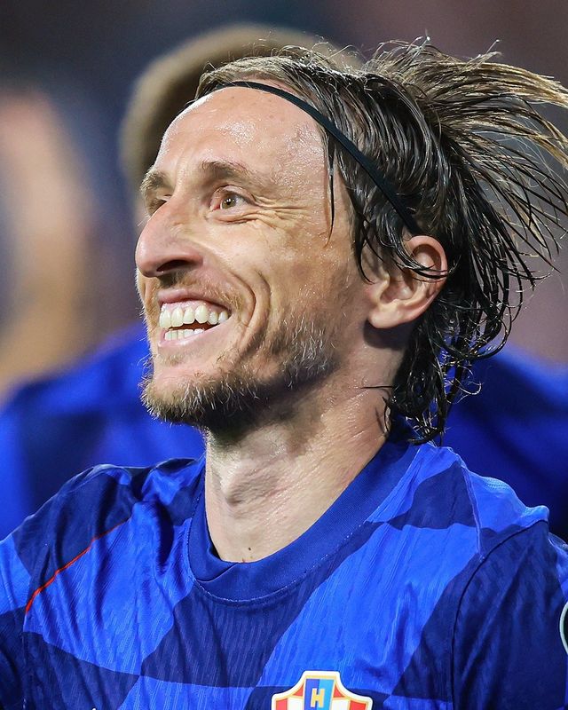 스페인 매체 ‘렐레보’는 12일(한국시간)&nbsp;“AC밀란이 예정했던 모드리치의 메디컬 테스트가 전격 연기됐다”며 “모드리치가 레알 마드리드에 대한 존중의 표시로 ‘계약이 끝나기 전까지는 이적 관련 절차를 진행하지 않겠다’는 뜻을 AC밀란 측에 전했다”고 보도했다. 사진출처｜레알 마드리드 페이스북