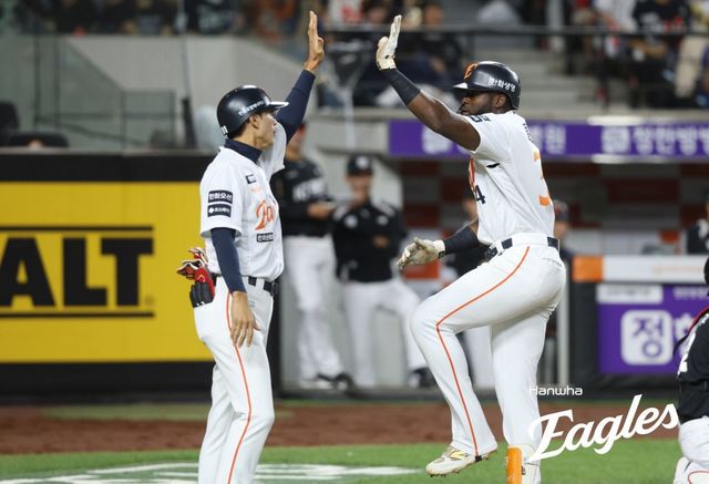 한화 에스테반 플로리얼(오른쪽). 사진제공｜한화 이글스