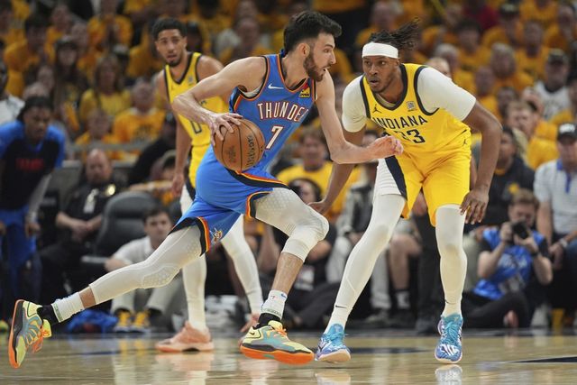 오클라호마시티 쳇 홈그렌(왼쪽)이 12일(한국시간) 게인브릿지 필드하우스에서 열린 NBA 파이널 3차전 1쿼터 도중 인디애나 마일스 터너를 상대로 1대1 공격을 시도하고 있다. 인디애나폴리스(미 인디애나주)｜AP뉴시스