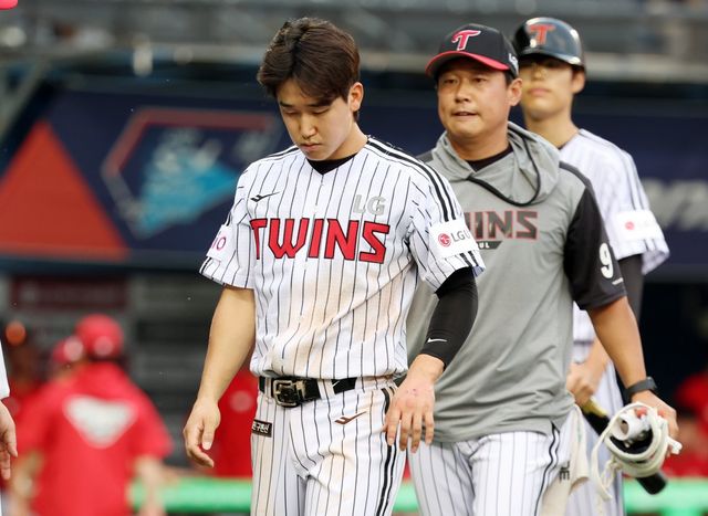 LG 구본혁이 12일 잠실 SSG전 2회말 전영준의 투구에 손등을 맞고 교체되고 있다. 구본혁은 엑스레이 검진 결과 뼈에 이상이 없다는 소견이 나왔다. 서울｜뉴시스