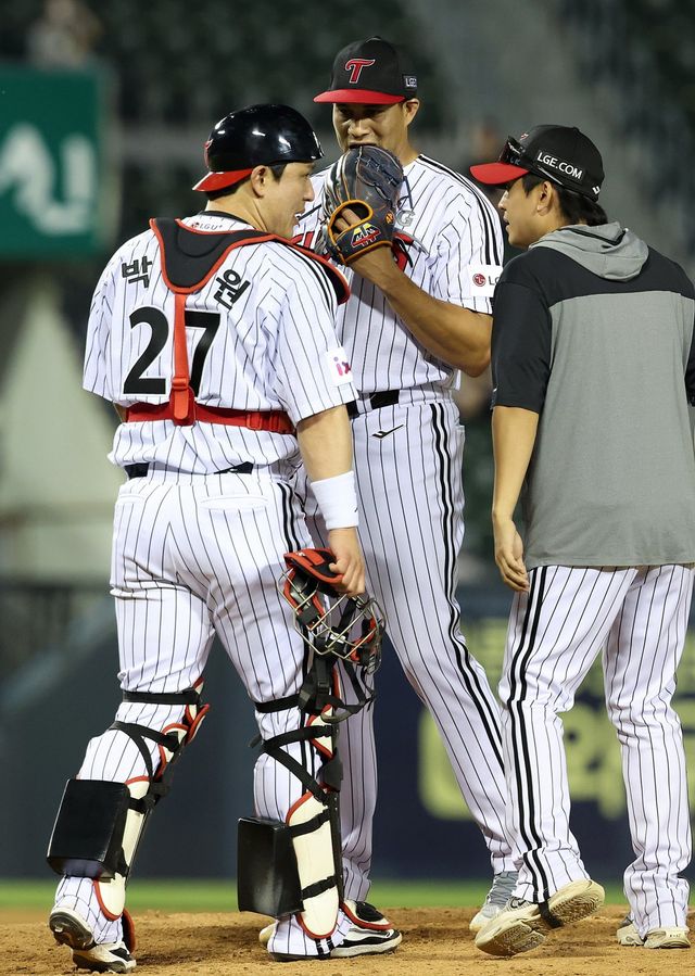 [서울=뉴시스] 이영환 기자 = 12일 오후 서울 송파구 잠실야구장에서 열린 2025 KBO리그 SSG 랜더스와 LG 트윈스의 경기, 6회초 무사 1,2의 위기가 찾아오자 LG 포수 박동원이 마운드에 올라 선발투수 치리노스와 대화를 하고 있다. 2025.06.12. 20hwan@newsis.com