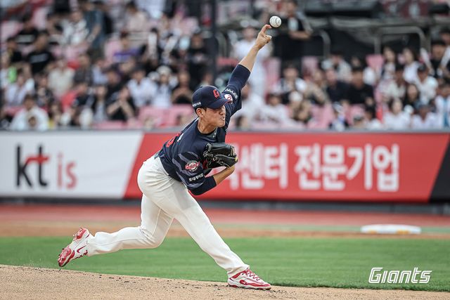 롯데 김진욱이 12일 수원KT위즈파크에서 열린 KT와 원정경기에 선발등판해 공을 던지고 있다. 사진제공｜롯데 자이언츠