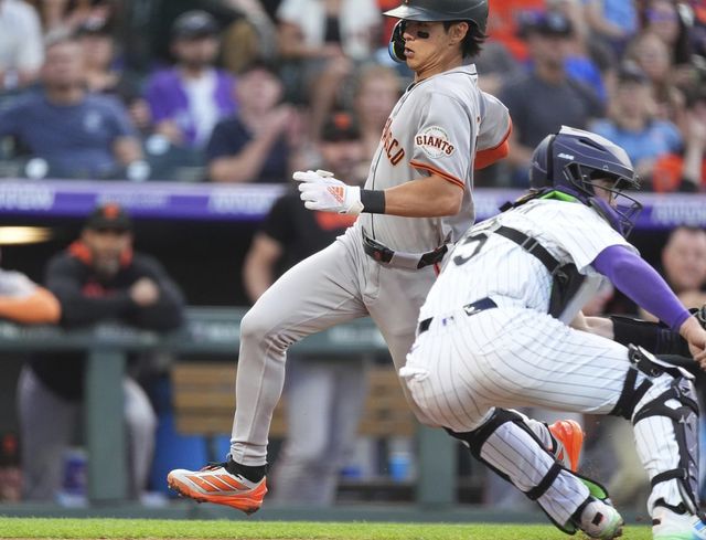 이정후(왼쪽)가&nbsp;12일(한국시간) 쿠어스필드에서 열린 ‘2025 메이저리그(MLB)’ 콜로라도전에서 3회초 3루타로 출루한 뒤 후속타자 윌리 아다메스의 우익수 뜬공 때 홈으로 쇄도하고 있다. 덴버(미 콜로라도주)｜AP뉴시스