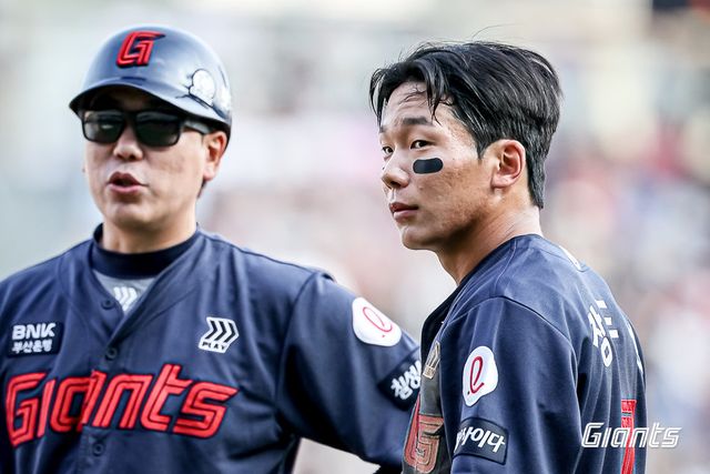 김태형 롯데 감독은 현재 팀의 중견수 겸 리드오프로 활약 중인 장두성(오른쪽)에게 칭찬을 아끼지 않았다. 장두성은 연패 위기였던 11일 수원 KT전에서 혼신의 11구 커트로 대역전극의 시작을 알렸다. 사진제공｜롯데 자이언츠