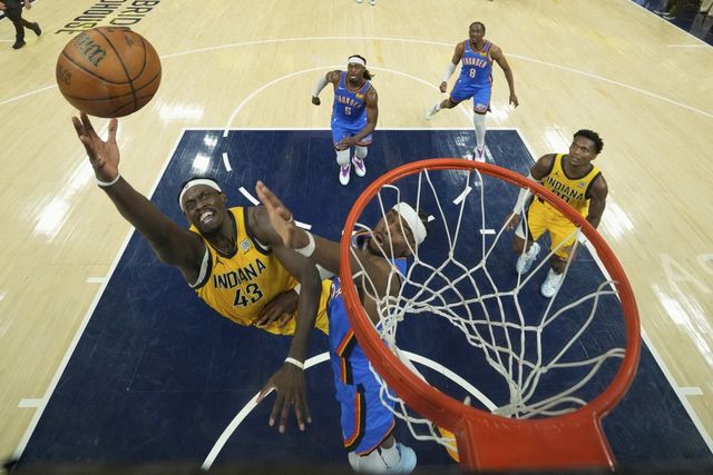 인디애나의 파스칼 시아캄(왼쪽)이 12일(한국시간) 게인브릿지 필드하우스에서 열린 오클라호마시티와&nbsp;NBA 파이널 3차전&nbsp;도중상대 수비를 피해 골밑 돌파를 시도하고 있다. 시아캄은 21점으로 팀 내 3번째로 많은 득점을 책임졌다.&nbsp;인디애나폴리스(미 인디애나주)｜AP뉴시스