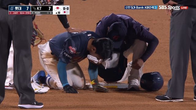 롯데 장두성이 12일 수원KT위즈파크에서 열린 KT와 원정경기 연장 10회초 견제구에 맞은 뒤 입에서 피를 내뱉고 병원으로 이송됐다. 롯데 구단 관계자는 “견제구에 맞은 게 출혈의 원인인지는 병원 검진을 통해 확인이 필요하다”고 말했다. 사진출처｜SBS Sports 중계화면 캡처
