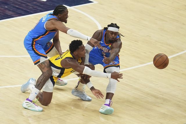 인디애나 베네딕트 매서린(가운데)이 12일(한국시간) 게인브릿지 필드하우스에서 열린 NBA 파이널 3차전 도중 오클라호마시티 루겐츠 도트(오른쪽)과 제일런 윌리엄스의 수비를 뚫고 패스를 하고 있다. 식스맨 매서린이 27점을 혼자 책임진 인디애나가 3차전을 승리했다. 인디애나폴리스(미 인디애나주)｜AP뉴시스