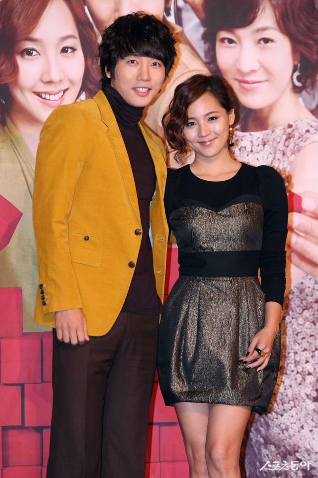 6일 오후 서울 여의도 63빌딩에서 열린 MBC 주말드라마 ‘인연만들기’의 제작발표회에 참석한 연기자 기태영(왼쪽)과 유진이 나란히 포토타임을 갖고 있다. 스포츠동아DB