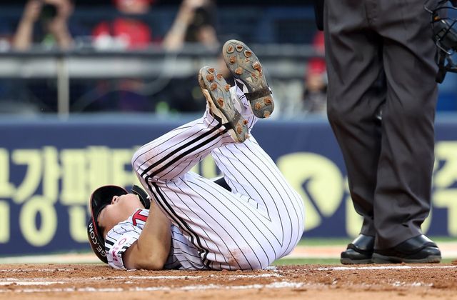 LG 구본혁이 12일 잠실 SSG전 2회말 전영준의 투구에 손등을 맞고 고통스러워하고 있다. 서울｜뉴시스