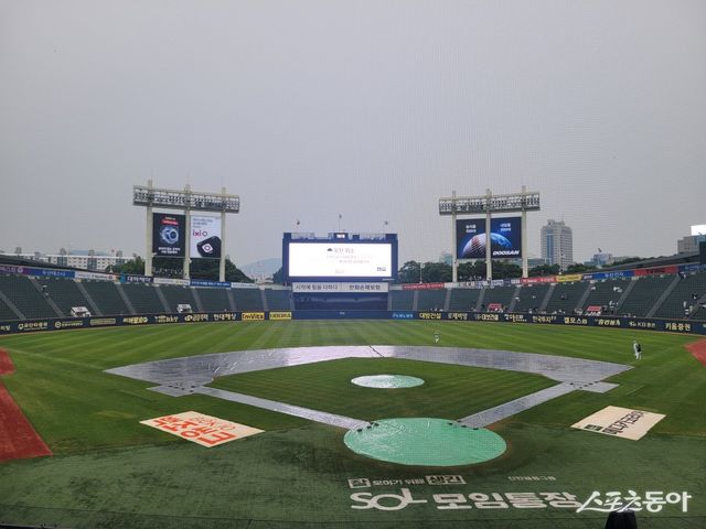 13일 잠실구장에서 열리기로 예정됐던 키움 히어로즈와 두산 베어스의 시즌 9번째 맞대결이 우천 취소됐다. 방수포가 덮여 있는 잠실구장. 잠실｜장은상 기자 award@donga.com