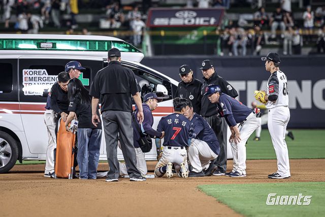 롯데 장두성(7번)이 12일 수원KT위즈파크에서 열린 KT와 원정경기 연장 10회초 견제구에 옆구리를 맞은 뒤 입에서 피를 내뱉고 병원으로 이송됐다. 견제구를 던진 KT 박영현(오른쪽)과 유재신 주루코치, 트레이닝코치들이 장두성을 걱정하고 있다. 사진제공｜롯데 자이언츠