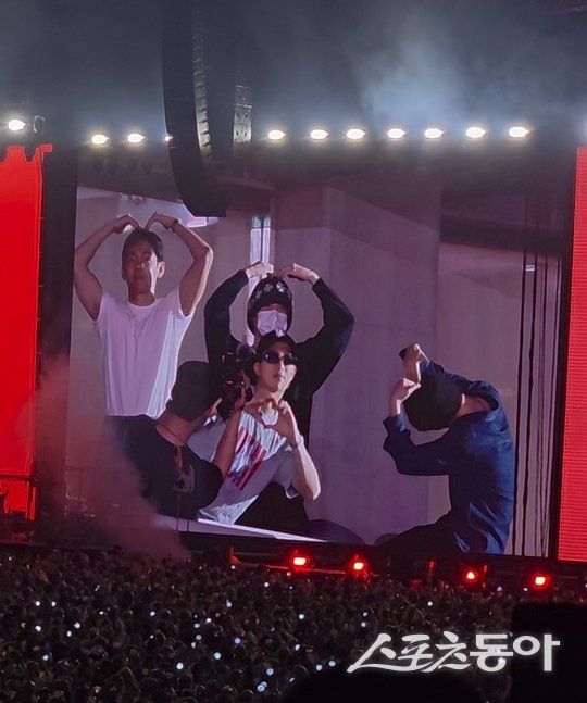 ‘방탄소년단 완전체 미리 보기’가 13일 고양벌에서 실현됐다. 경기 고양종합운동장 주경기장에서 열린 제이홉 단독 콘서트 ‘호프 온 더 스테이지’ 파이널 무대에는, 그야말로 ‘만개’한 퍼포먼스를 뽐낸 제이홉을 중심으로 방탄소년단 멤버 전원이 객석에서 함께 해 ‘돌아온 BTS 시대’를 실감하게 했다. 양주연 기자 juyeon@donga.com