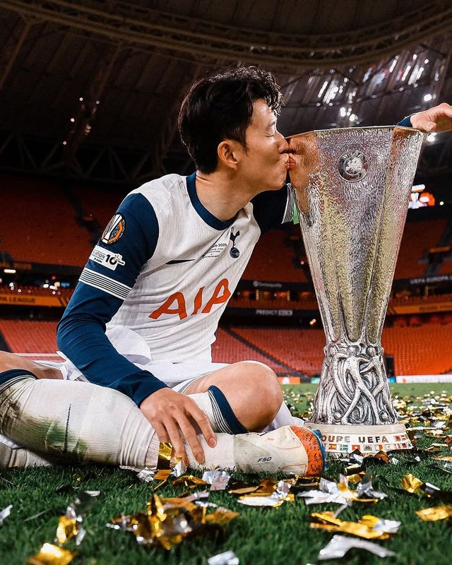 토트넘 주장 손흥민이 22일(한국시간) 에스타디오 산 마메스에서 열린 맨체스터 유나이티드와 UEL 결승전이 종료된 이후 그라운드에 앉아 우승트로피에 입을 맞추고 있다. 사진출처｜토트넘 페이스북