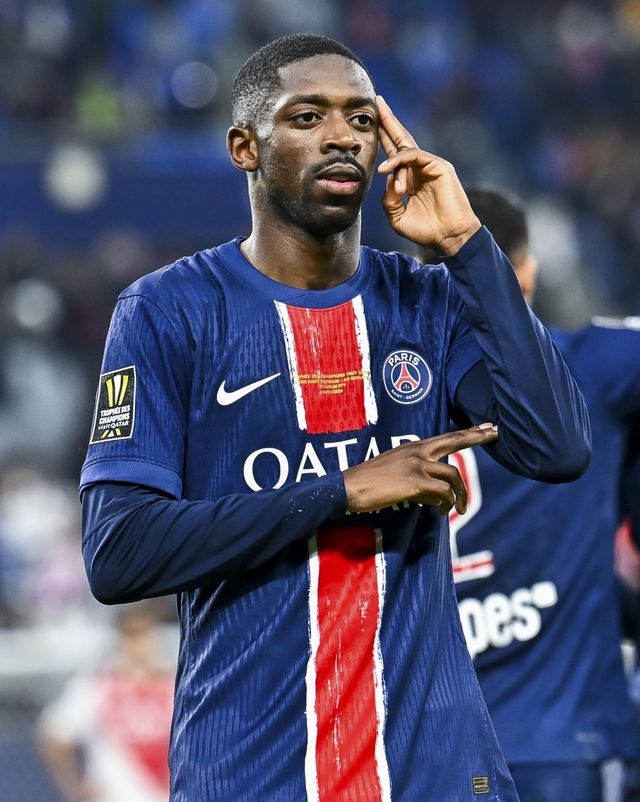 PSG의 이번 시즌 트레블 주역인 뎀벨레는 올해 유력한 발롱도르 수상 후보다. 그는 15일 ‘프랑스 풋볼’과 인터뷰에서 “이번 시즌 좋은 성적을 거둬 기대가 크다. 만약 수상하게 되면 나와 우리 구단 모든 관계자들은 이 영광을 누릴 자격이 있다”고 힘주어 말했다. 신화뉴시스